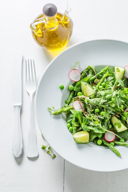 Gesunder vegetarischer Salat mit Gemüsemischung