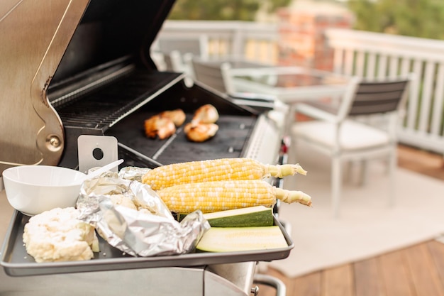 Gesundes Abendessen mit Bio-Hühnchen und Gemüse grillen.