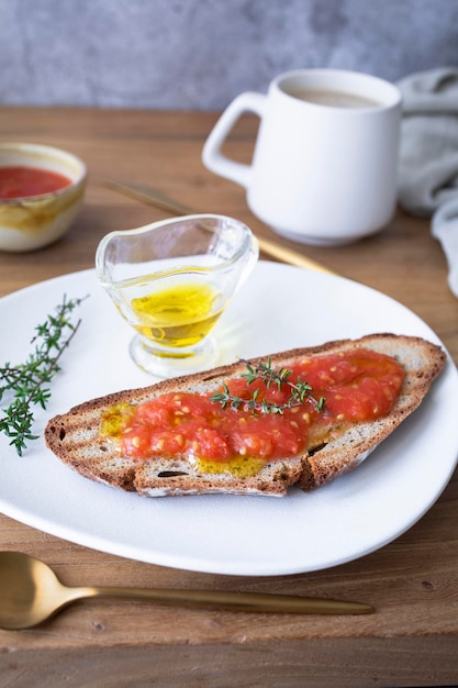 Gesundes andalusisches Frühstück, Brot mit Olivenöl und Tomaten und Kaffee