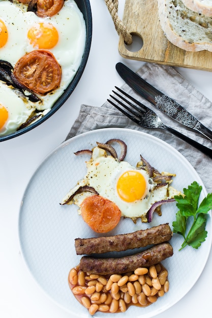 Gesundes ausgeglichenes Frühstück auf einer grauen Platte auf einem weißen Hintergrund.