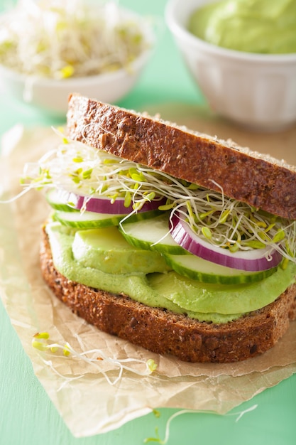 Foto gesundes avocado-sandwich mit gurken-luzerne-sprossen-zwiebel