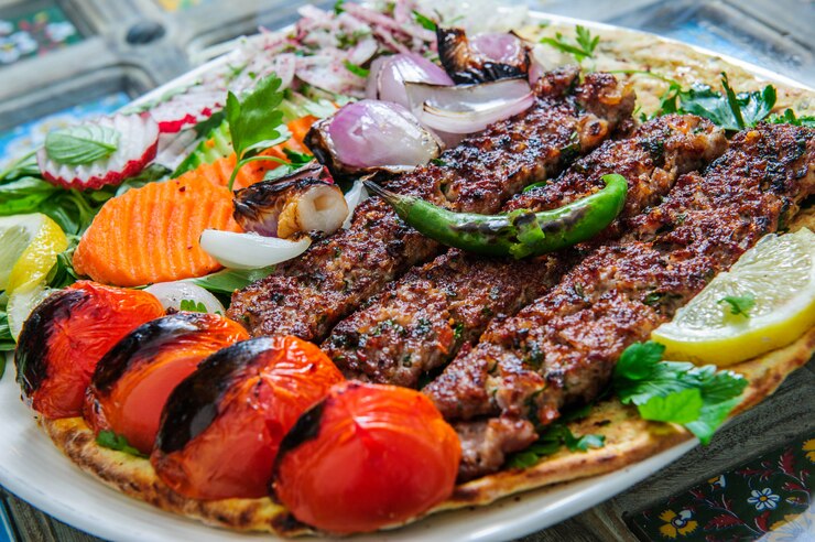Gesundes Barbecue anderes Fleisch mit Gemüse und Soße