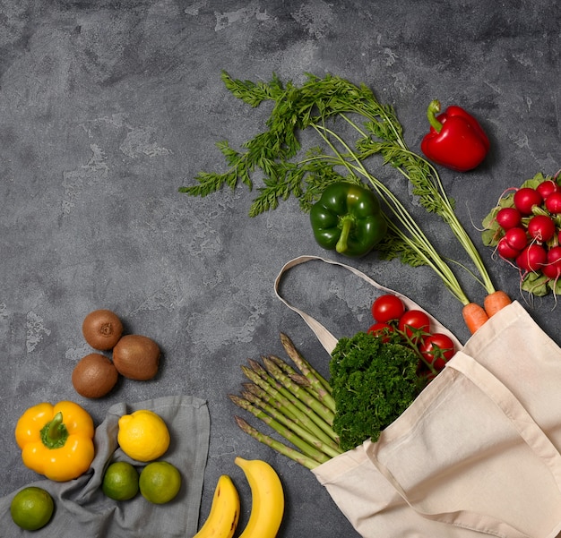 Gesundes Bio-Gemüse und Obst in wiederverwendbarer Baumwolltasche, umweltfreundlicher Lebensstil und Einkaufen, kein Abfall