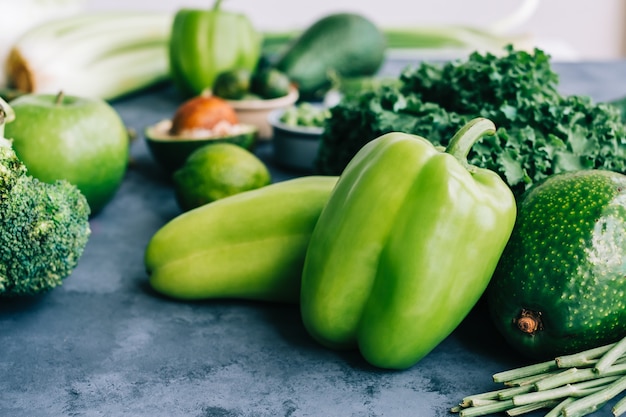 Gesundes Bio-Grünlebensmittel, Auswahl an frischem Gemüse auf dem Tisch.