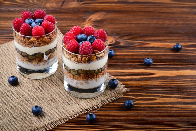 Gesundes Blaubeer- und Himbeerparfait in einem Glas