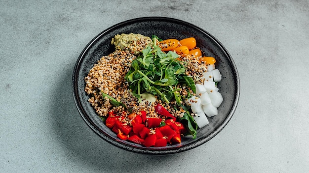 Gesundes Bowl-Mittagessen mit vielen ZutatenGut für Menü