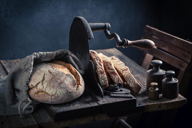 Gesundes Brot auf alter Schneidemaschine