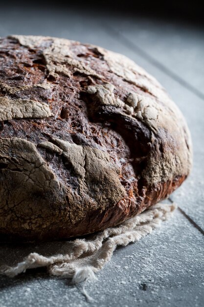 Gesundes Brot mit Vollkorn auf dunklem Tisch