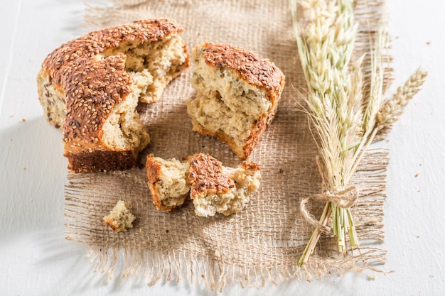 Gesundes Bruchbrot mit Weizen und Crumble