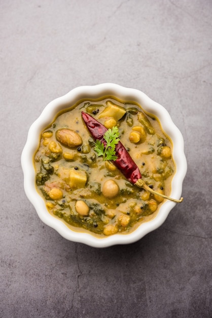 Gesundes Dal Palak oder gelbes Toor Spinat Daal Rezept, in Indien auch als Patal Bhaji bekannt, serviert in einer Schüssel