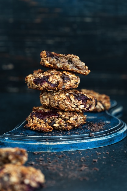 Gesundes Dessert, Fitness-Food, Haferkekse mit Banane auf einem dunklen Tisch