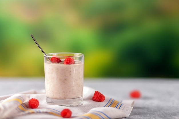 Gesundes diätetisches Essen. Haferflocken-Milchshake mit Bananen und Himbeeren.