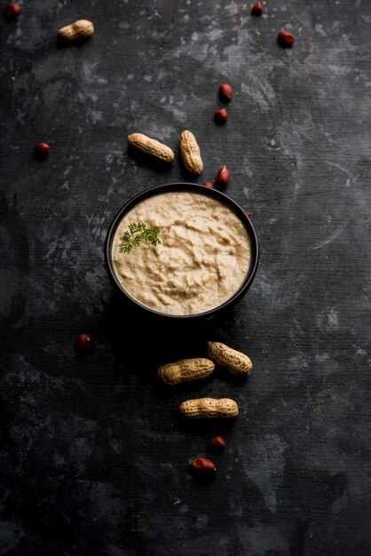 Gesundes Erdnuss-Chutney aus Erdnuss oder Shengdana oder Mungfali. serviert in einer kleinen Schüssel mit rohem Ganzen. Selektiver Fokus