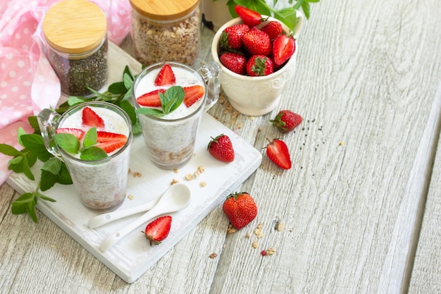 Gesundes Ernährungskonzept Frühstück Hausgemachtes Müsli mit Erdbeeren Kopierbereich