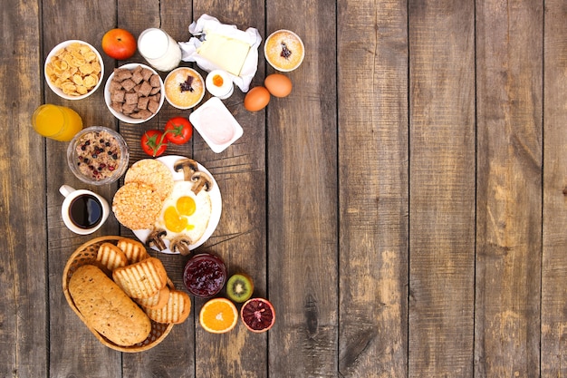 Gesundes Essen auf altem hölzernem Hintergrund. Frühstück. Draufsicht. Flach liegen.