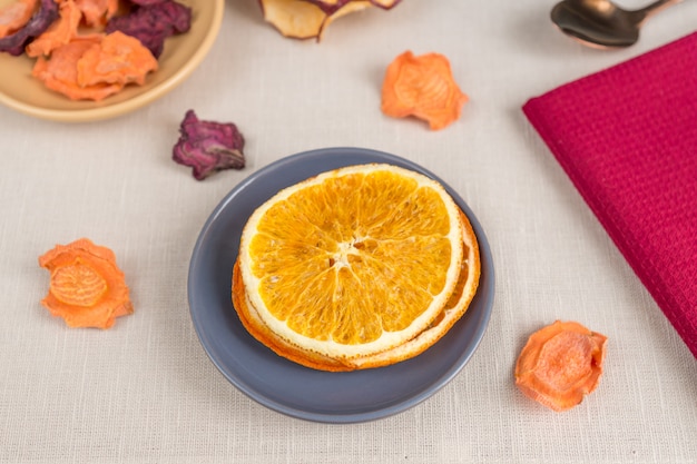 Gesundes Essen Bio-Ernährung. Geschnittener und getrockneter Apfel, Orange, Karotte und Rote-Bete-Wurzeln