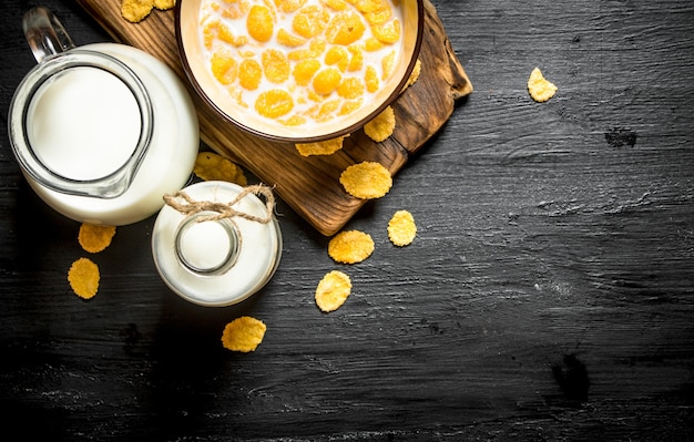 Gesundes Essen. Cornflakes mit Milch auf Holzbrett.