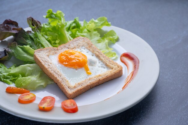 Gesundes Essen, das aus vollständigen Nährstoffen aus Gemüse, Fleisch und gesunden Zutaten besteht