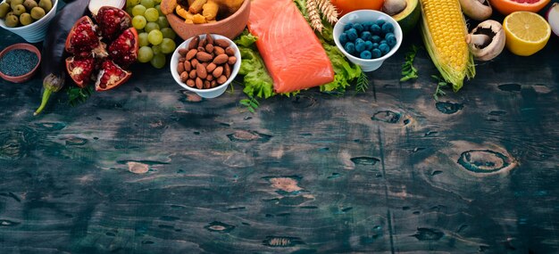 Gesundes Essen Fischnüsse frisches Gemüse und Obst Auf einem alten Holztisch Draufsicht Freier Platz für Text