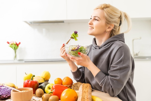 Gesundes Essen. Frau bereitet Obst und Gemüse zu.