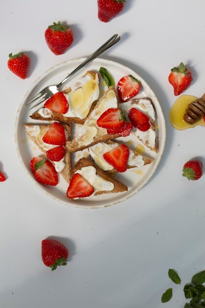 Gesundes Essen Frühstück Erdbeertoast mit Buttercreme