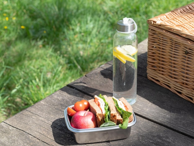 Gesundes Essen für einen Picknicktag im Sommer