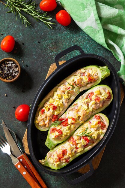 Gesundes Essen Gebackene Zucchini gefüllt mit Fleisch und Tomaten Draufsicht flach Hintergrund