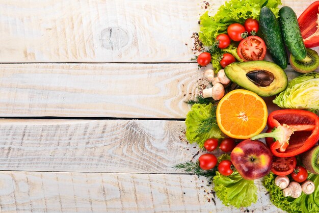 Gesundes Essen Gemüse und Obst auf weißem Hintergrund aus Holz Draufsicht Kopieren Sie Platz