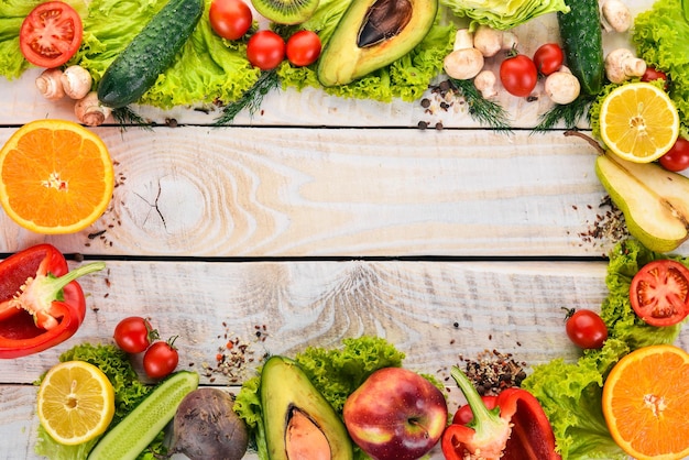 Gesundes Essen Gemüse und Obst auf weißem Hintergrund aus Holz Draufsicht Kopieren Sie Platz