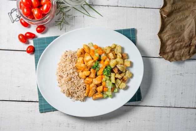 Gesundes Essen gewürfelte Hähnchen-Gemüse-Salat-Süßkartoffel und brauner Reis
