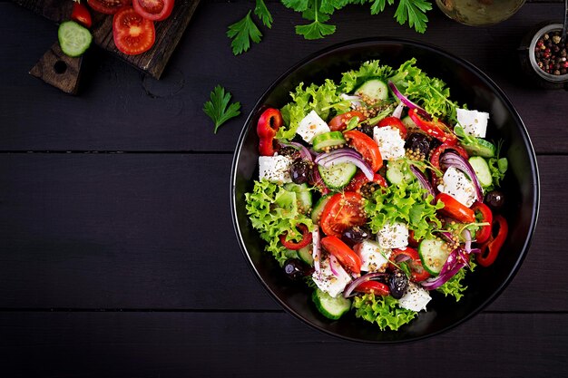 Gesundes Essen Griechischer Salat mit Gurke, Tomaten, süßem Pfeffer, Salat, roter Zwiebel, Feta-Käse und Oliven