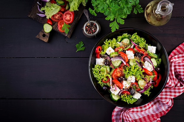 Gesundes Essen Griechischer Salat mit Gurke, Tomaten, süßem Pfeffer, Salat, roter Zwiebel, Feta-Käse und Oliven