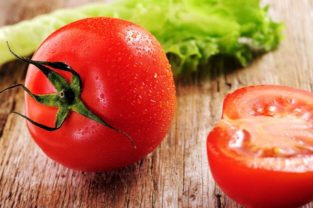 Gesundes Essen, gute Snacks, frisches Obst, frische rote Tomaten, gehackte frische rote Tomaten