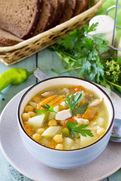 gesundes Essen Hühner- und Kichererbsensuppe auf Holztisch-Diät-Menü