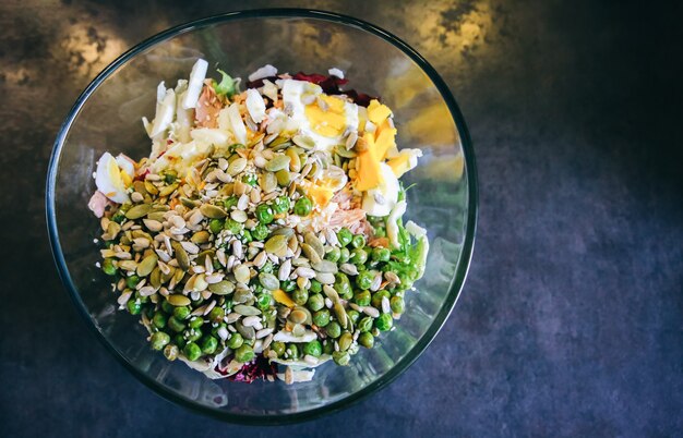 Foto gesundes essen in der küche. frischer salat und gemüse. vegetarisches konzept. hipster-mittagessen.