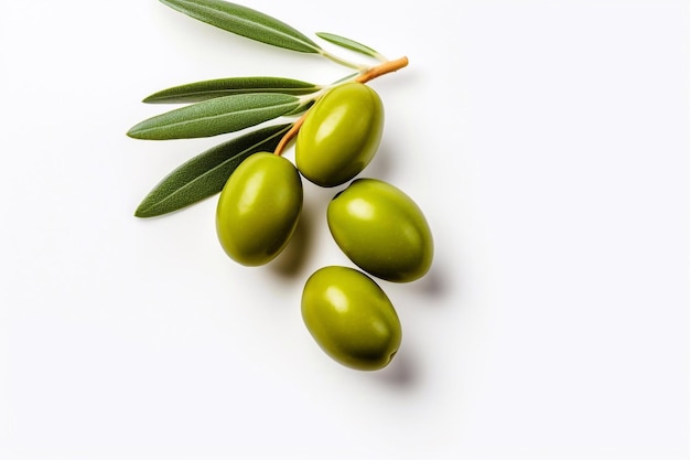 Gesundes Essen köstlicher grüner Oliven mit Blättern