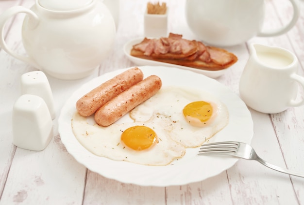 Gesundes Essen. Kontinentales Frühstück im Hotelzimmer oder im Bett. Spiegeleier mit Würstchen. Tasse Kaffee. Menüvorlage. Kochen. Kochen. Romantisches französisches oder ländliches Frühstück am Valentinstag.