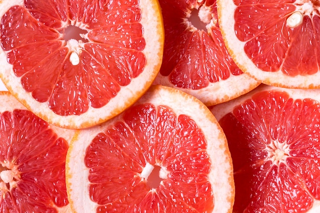 Gesundes Essen-Konzept Muster mit frischen Grapefruitscheiben. Flach legen