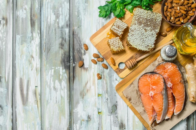 Gesundes Essen Lachs mit Honig, Nüssen und Gemüse