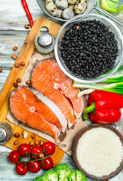 Foto gesundes essen lachs mit honig, nüssen und gemüse