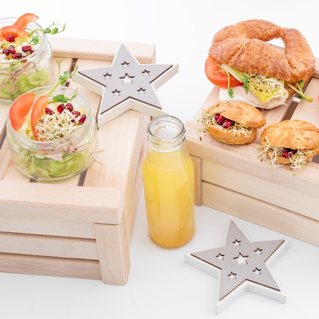 Gesundes Essen, Menü mit Microgreens. Vegetarische Sandwiches mit Mikrogrünsortiment