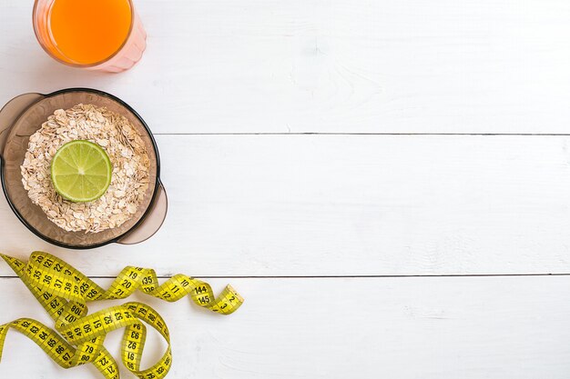 Gesundes Essen mit Müsli und Saft Draufsicht