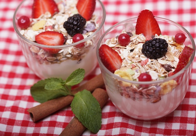 Gesundes Essen Müsli mit Joghurt