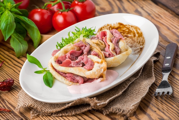 Gesundes Essen schönes und leckeres Essen auf einem Teller, auf einem Holztisch