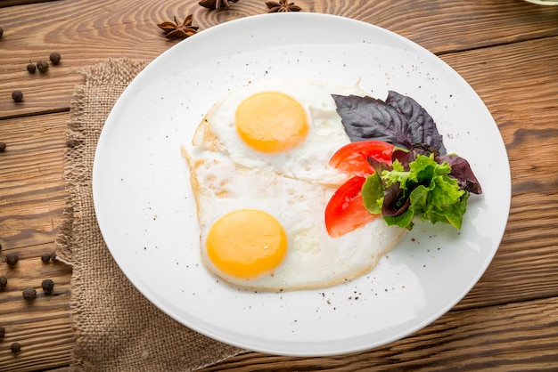 Gesundes Essen schönes und leckeres Essen auf einem Teller