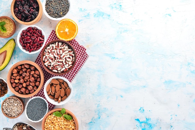 Gesundes Essen Superfoods Nüsse Beeren Früchte und Hülsenfrüchte Auf einem weißen Stein Hintergrund Ansicht von oben Freier Kopierraum