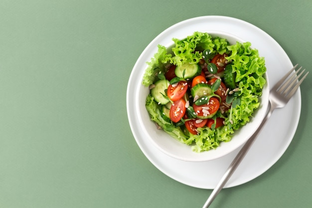 Gesundes Essen. Vegetarischer Salat mit Samen und Sprossen