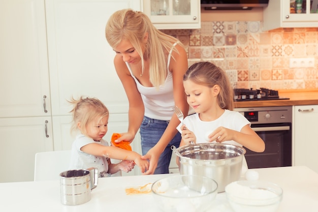 Gesundes Essen zu Hause in der weißen Küche kochen