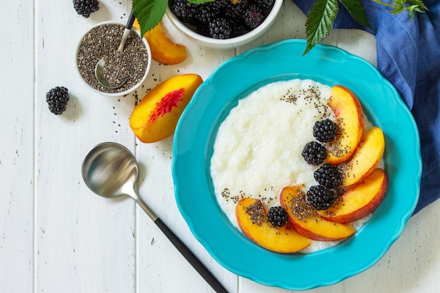 Gesundes Essen zum Frühstück Diät-Food-Konzept Reisbrei mit Chia-Pfirsich und Brombeere