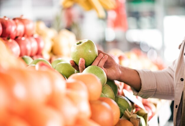 Gesundes Essenkonzept. Obst kaufen, Nahaufnahme.